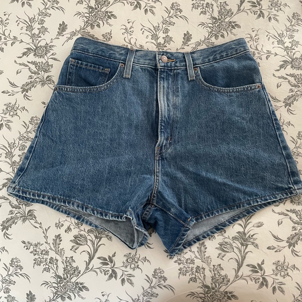 Brand new Levi’s high-waisted Mom Shorts.